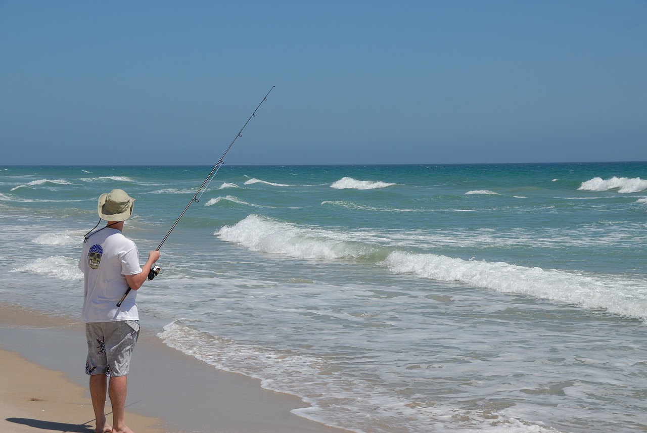 夏のサーフで釣りをする釣り人